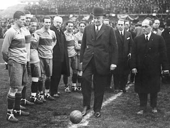 El presidente Marcelo T de Alvear patea la pelota durante la inauguración del estadio el 6 de julio de 1924 antes del primer partido inaugural entre Boca y Nacional del Uruguay.